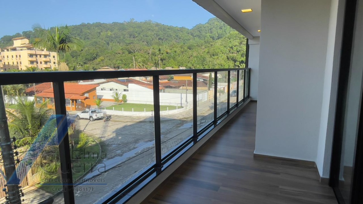 Ubatuba, Praia das Toninhas - Apartamento com 02 dormitórios sendo 01 suíte e área de lazer.