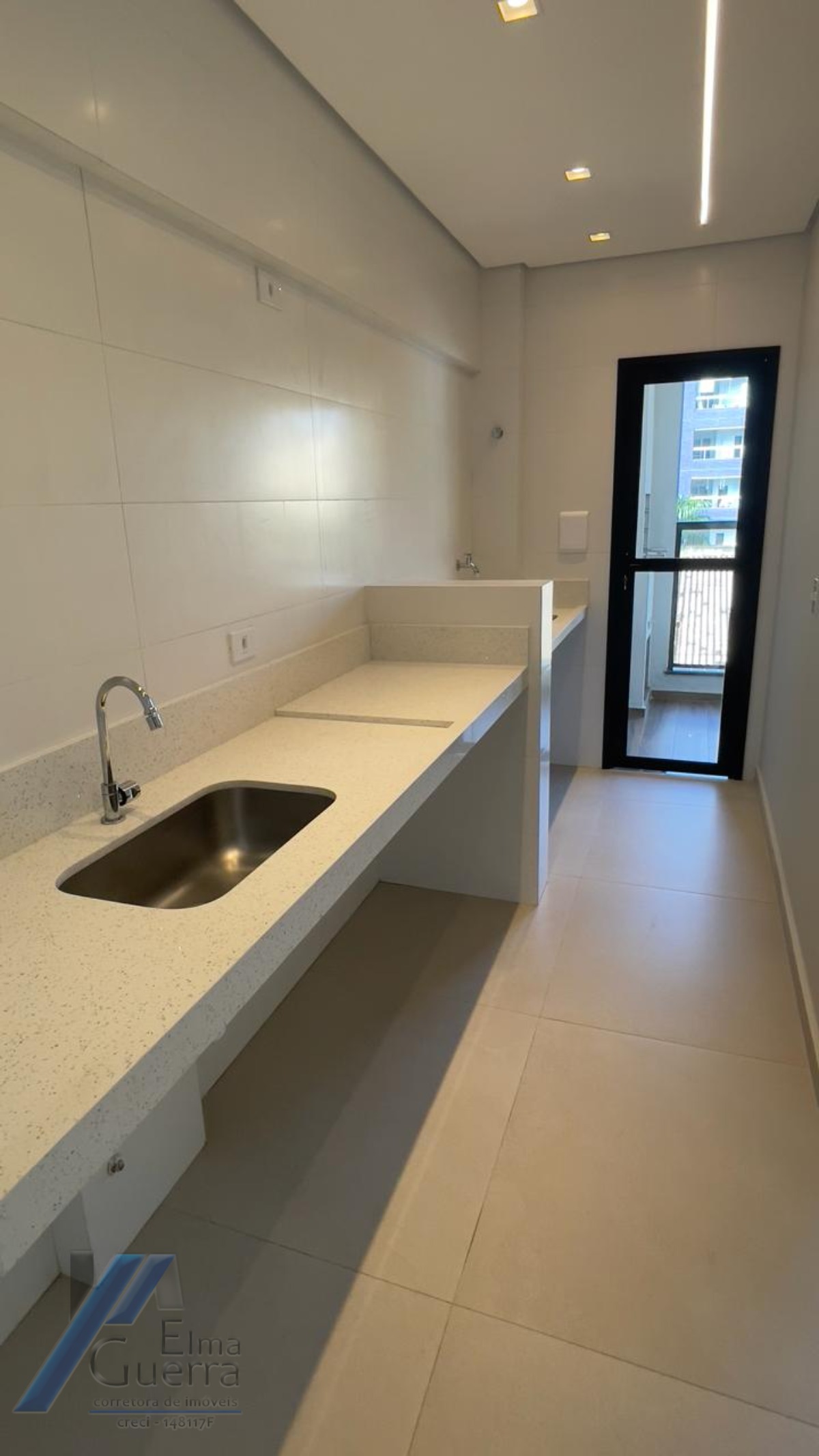 Ubatuba, Praia das Toninhas - Apartamento com 02 dormitórios sendo 01 suíte e área de lazer.