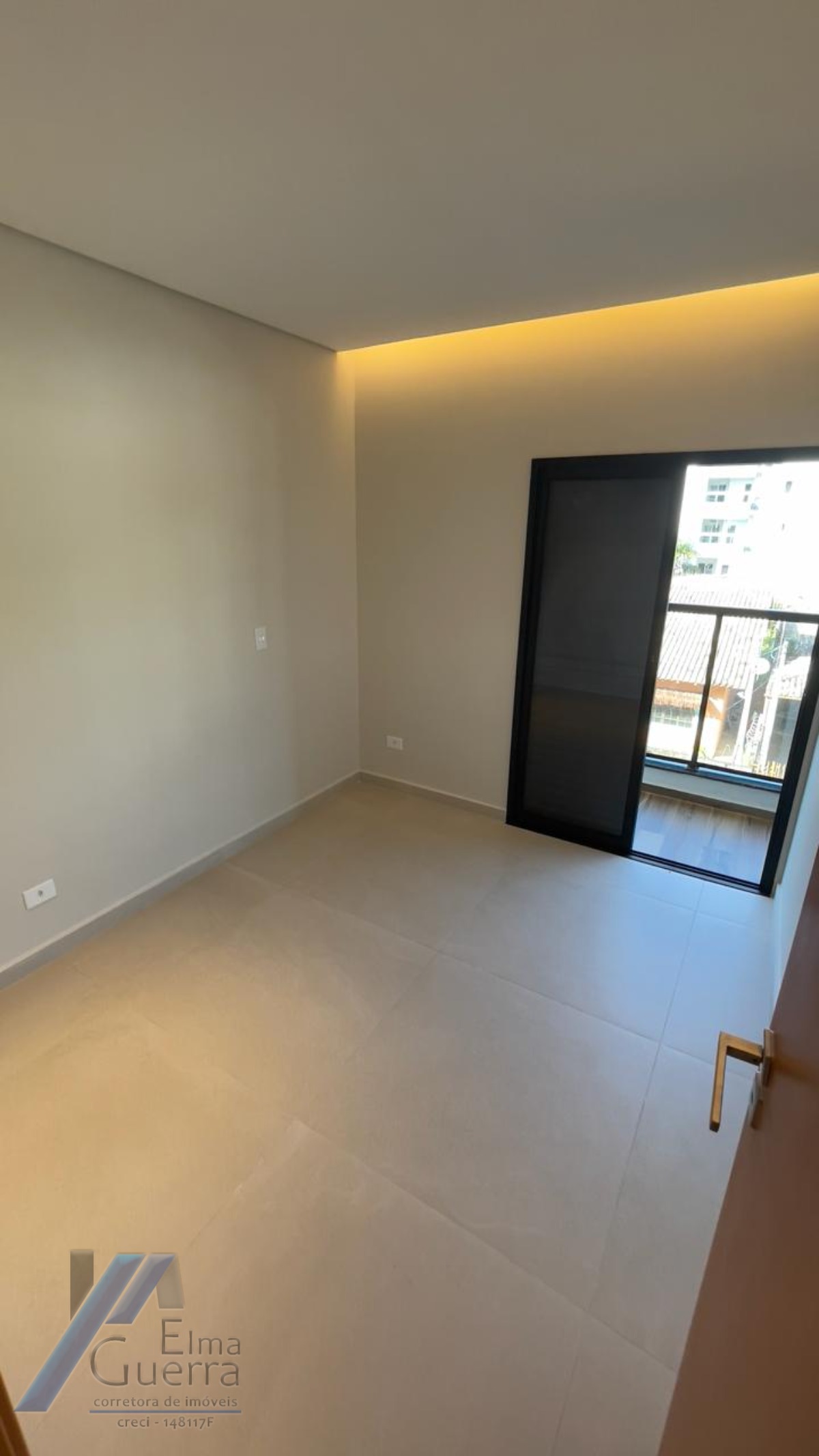 Ubatuba, Praia das Toninhas - Apartamento com 02 dormitórios sendo 01 suíte e área de lazer.