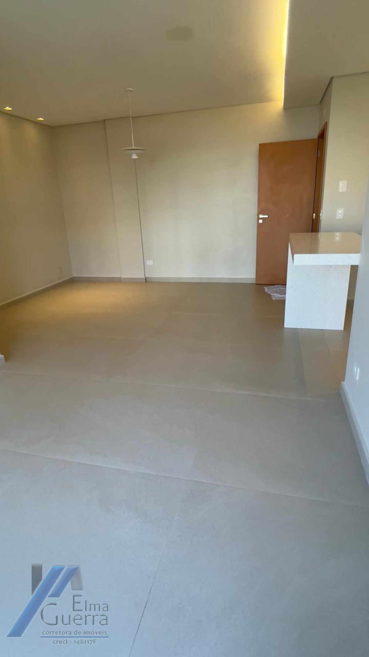 Ubatuba, Praia das Toninhas - Apartamento com 02 dormitórios sendo 01 suíte e área de lazer.