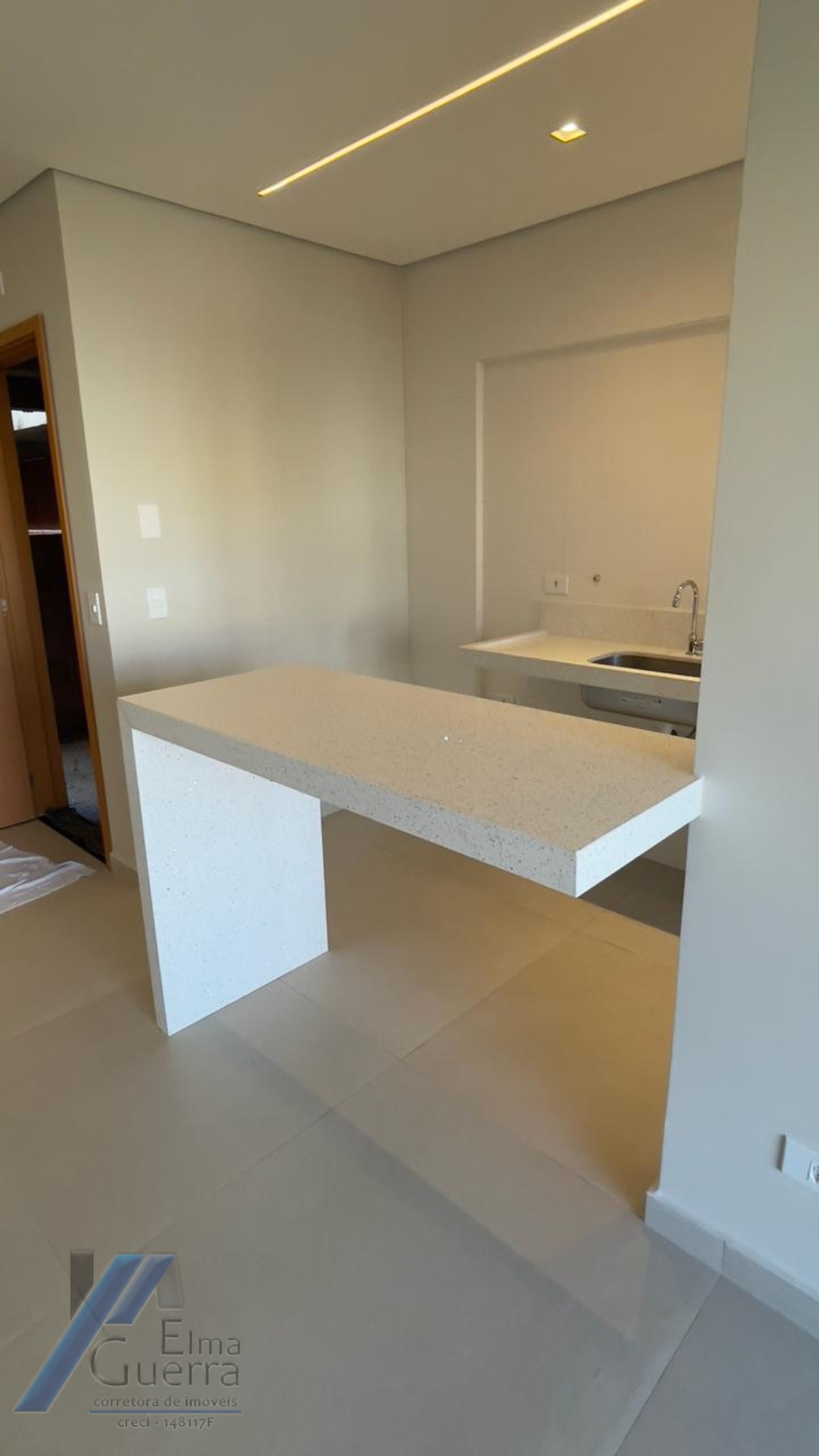 Ubatuba, Praia das Toninhas - Apartamento com 02 dormitórios sendo 01 suíte e área de lazer.