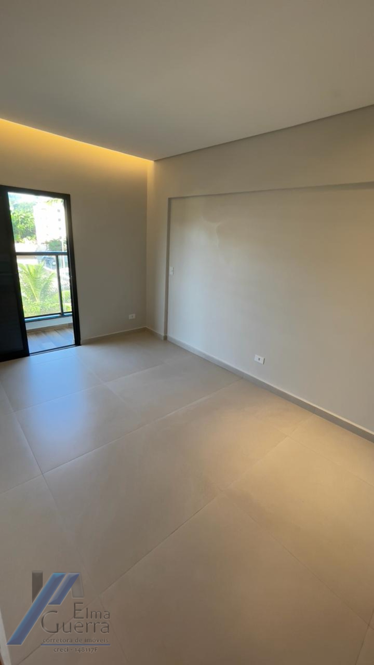 Ubatuba, Praia das Toninhas - Apartamento com 02 dormitórios sendo 01 suíte e área de lazer.