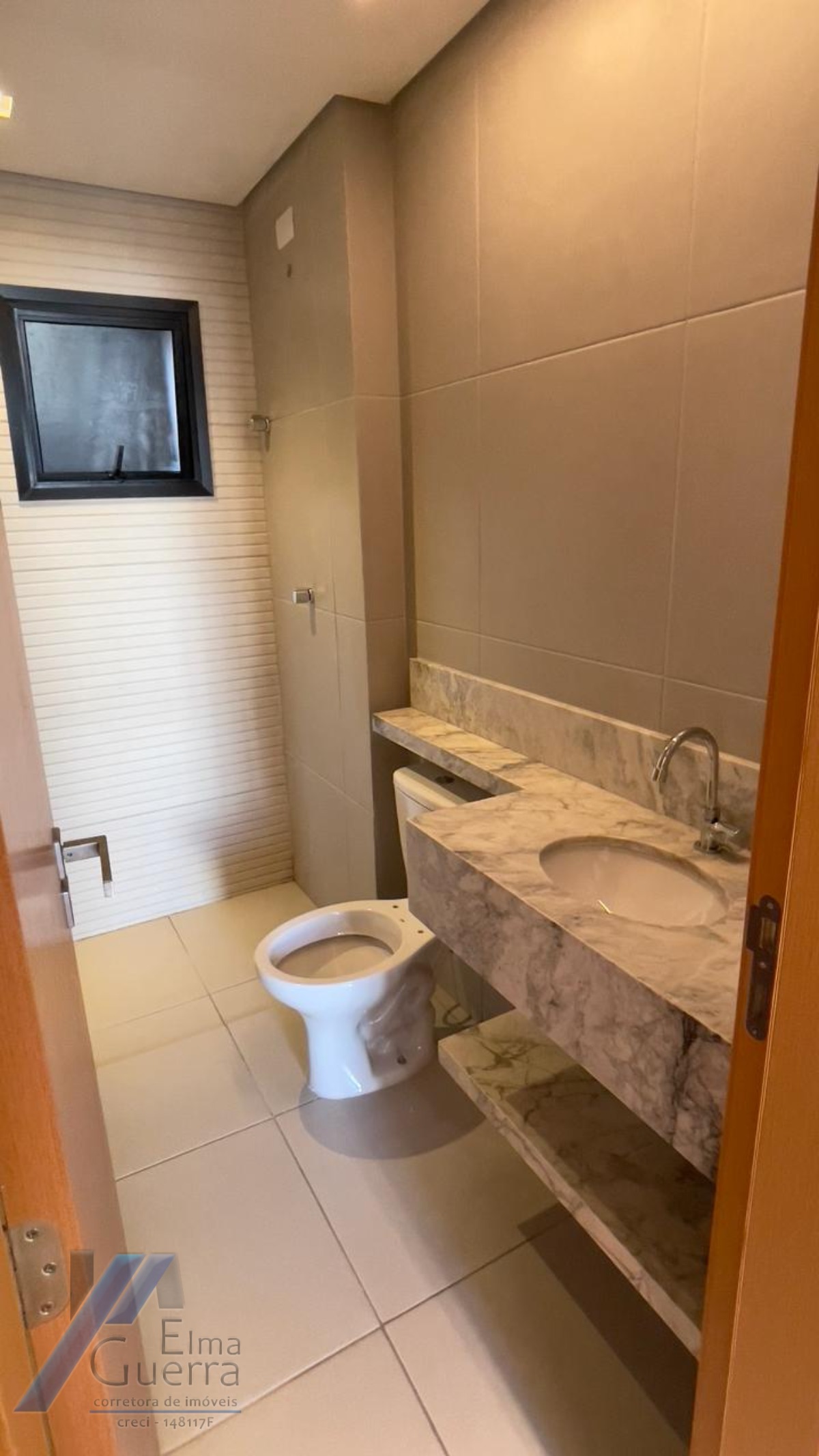 Ubatuba, Praia das Toninhas - Apartamento com 02 dormitórios sendo 01 suíte e área de lazer.