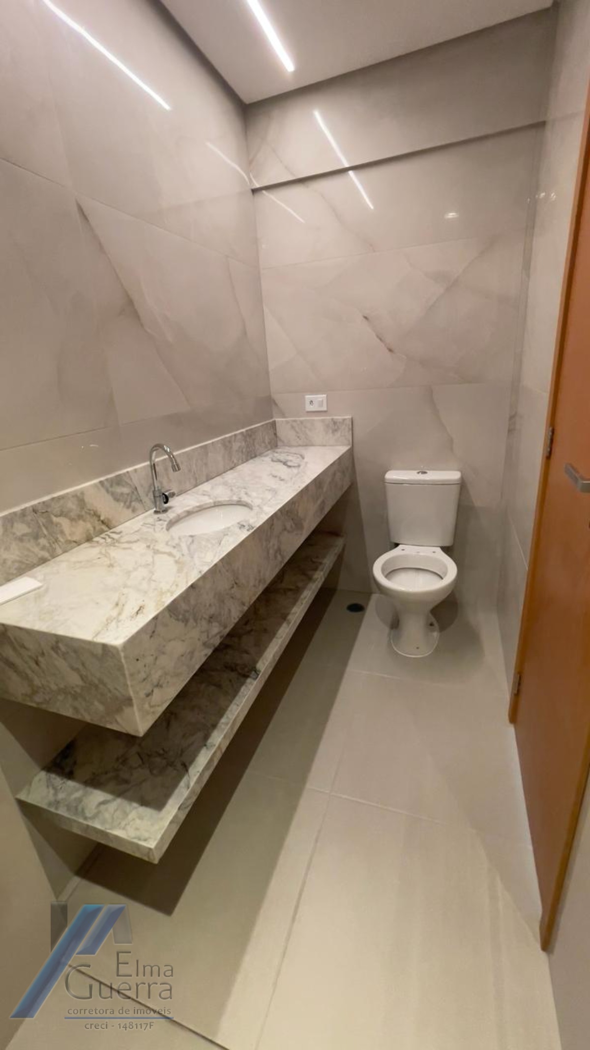 Ubatuba, Praia das Toninhas - Apartamento com 02 dormitórios sendo 01 suíte e área de lazer.