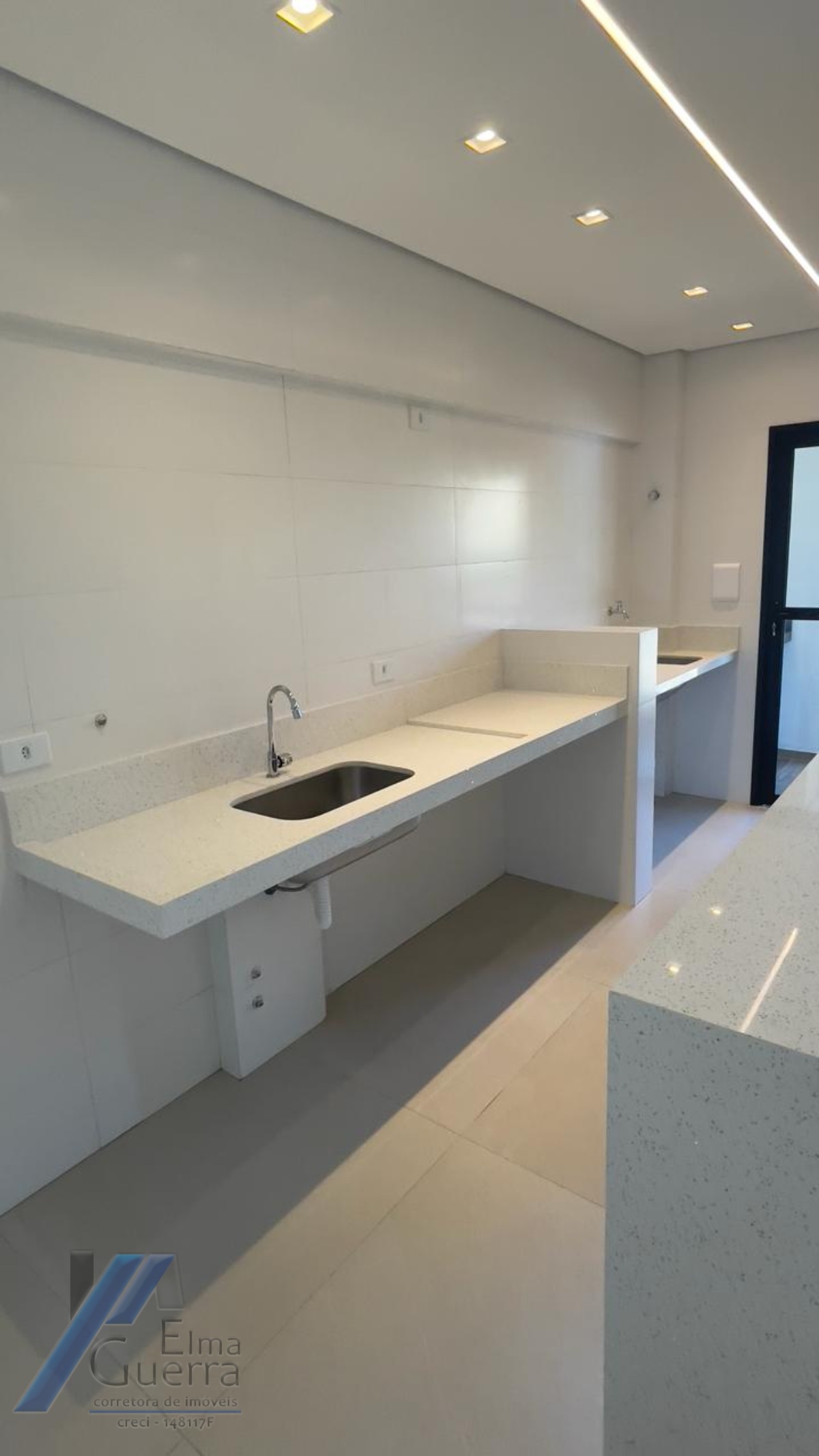 Ubatuba, Praia das Toninhas - Apartamento com 02 dormitórios sendo 01 suíte e área de lazer.