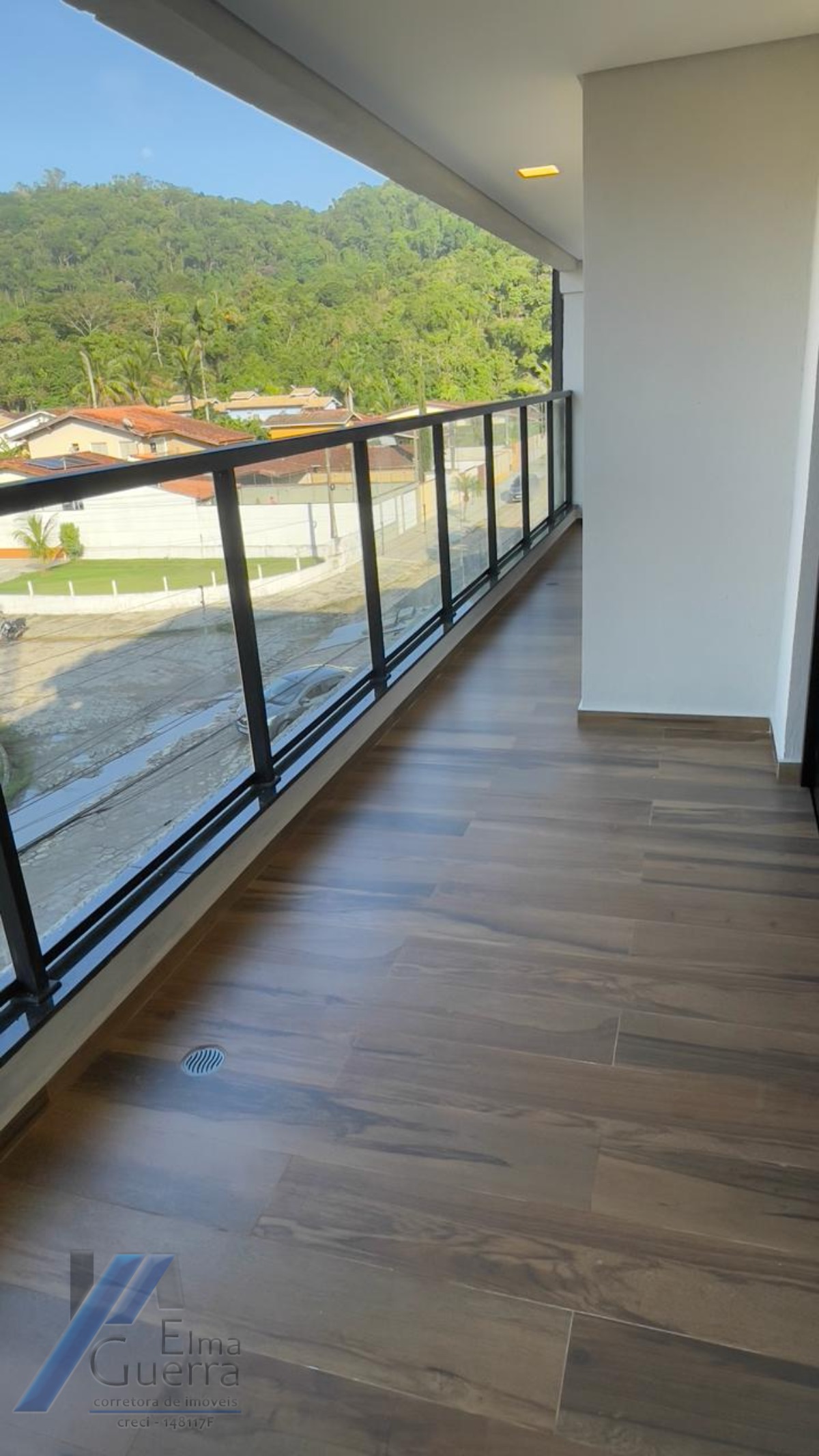 Ubatuba, Praia das Toninhas - Apartamento com 02 dormitórios sendo 01 suíte e área de lazer.
