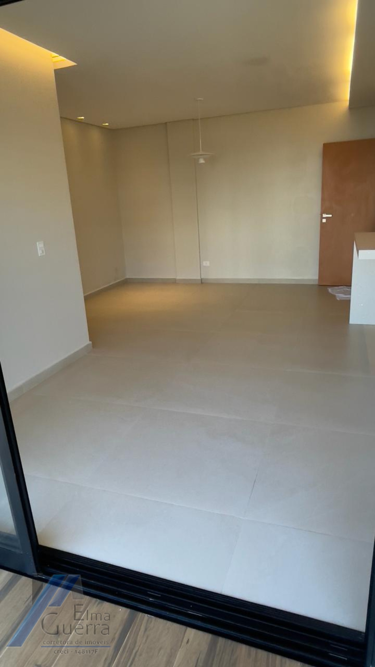 Ubatuba, Praia das Toninhas - Apartamento com 02 dormitórios sendo 01 suíte e área de lazer.