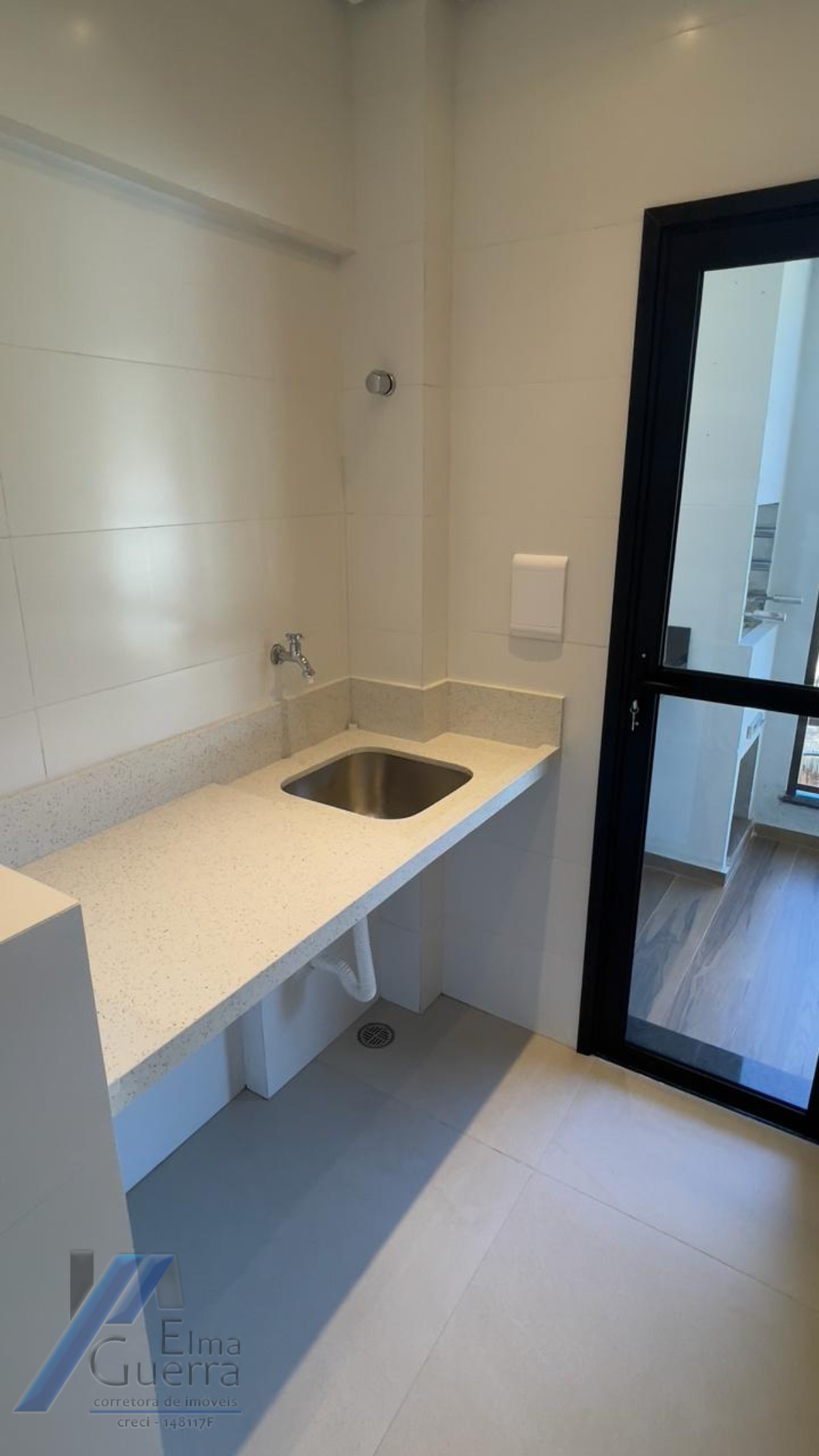 Ubatuba, Praia das Toninhas - Apartamento com 02 dormitórios sendo 01 suíte e área de lazer.