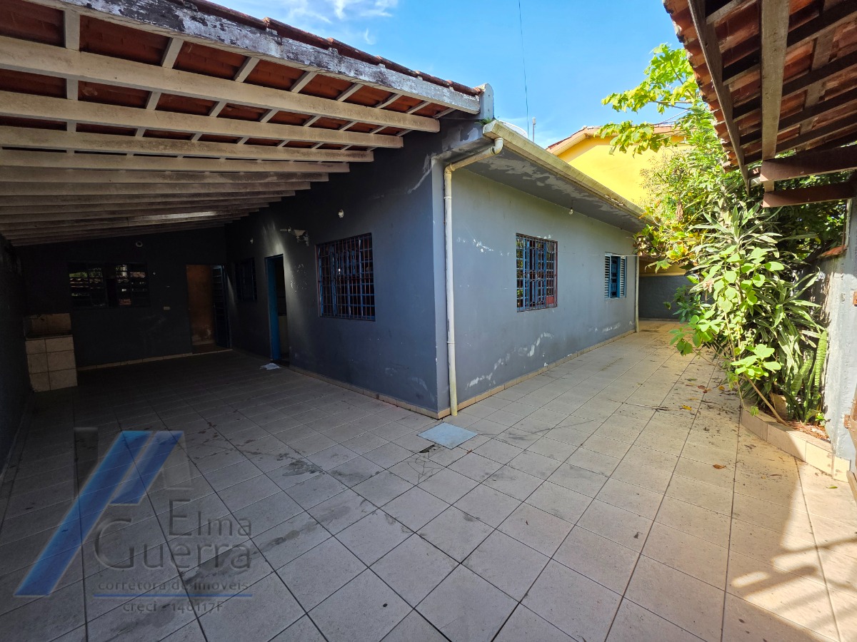 Ubatuba, Centro - Casa com 02 dormitórios, e 2 vagas de garagem.