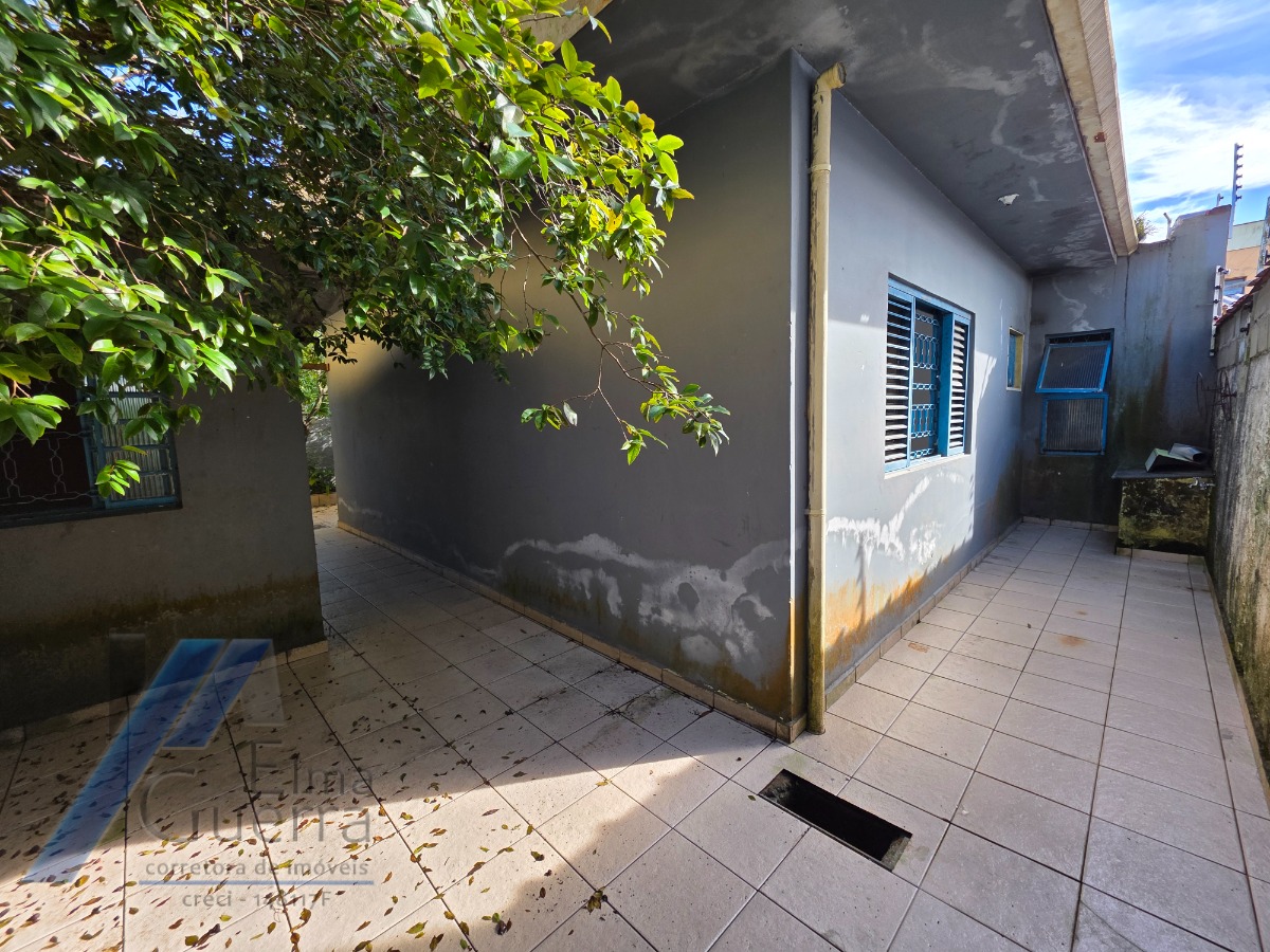 Ubatuba, Centro - Casa com 02 dormitórios, e 2 vagas de garagem.