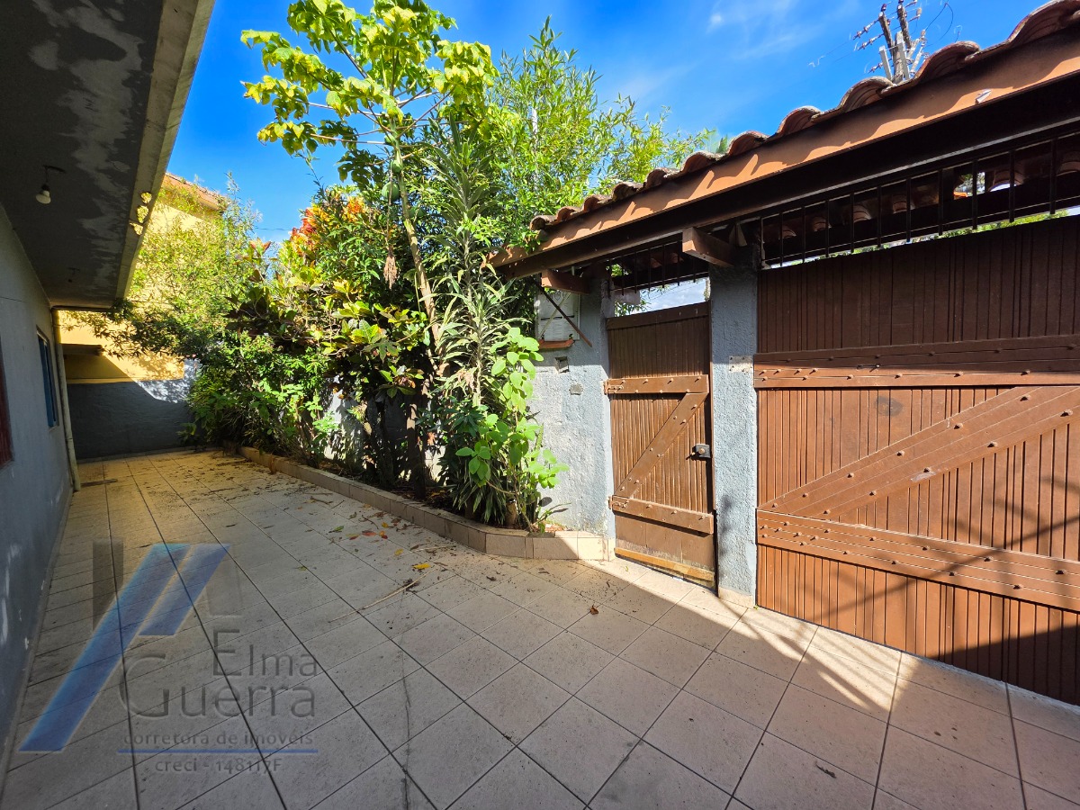 Ubatuba, Centro - Casa com 02 dormitórios, e 2 vagas de garagem.