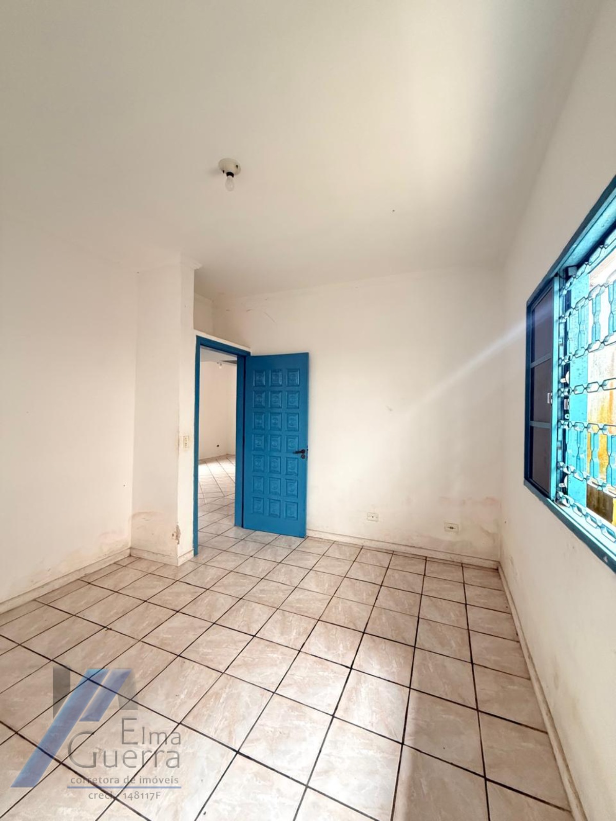 Ubatuba, Centro - Casa com 02 dormitórios, e 2 vagas de garagem.