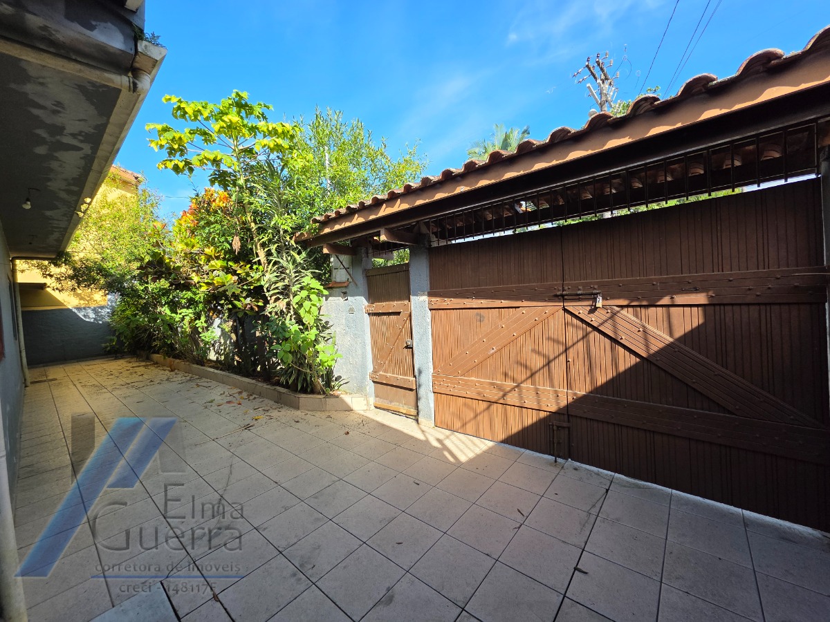 Ubatuba, Centro - Casa com 02 dormitórios, e 2 vagas de garagem.