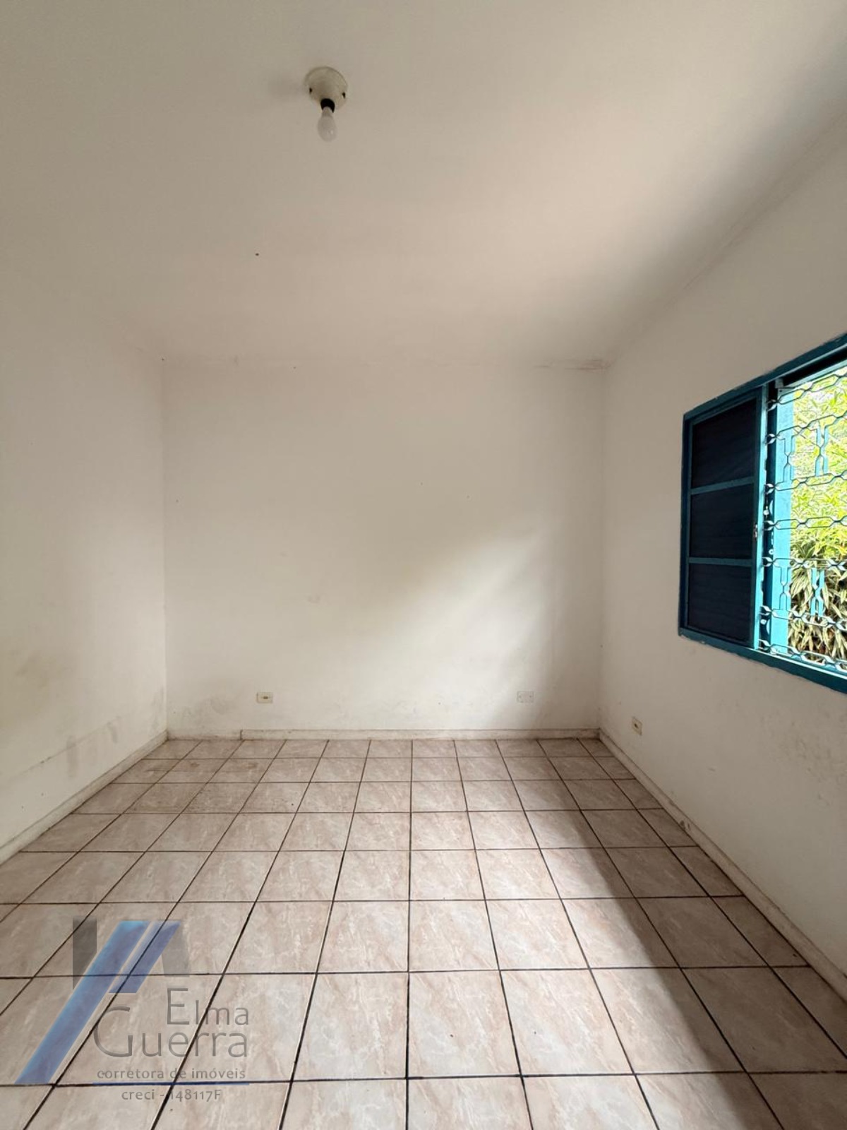 Ubatuba, Centro - Casa com 02 dormitórios, e 2 vagas de garagem.