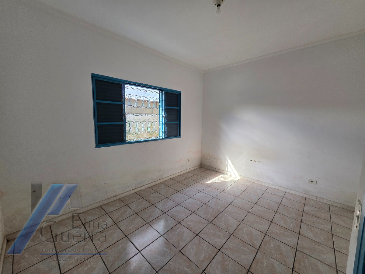 Ubatuba, Centro - Casa com 02 dormitórios, e 2 vagas de garagem.