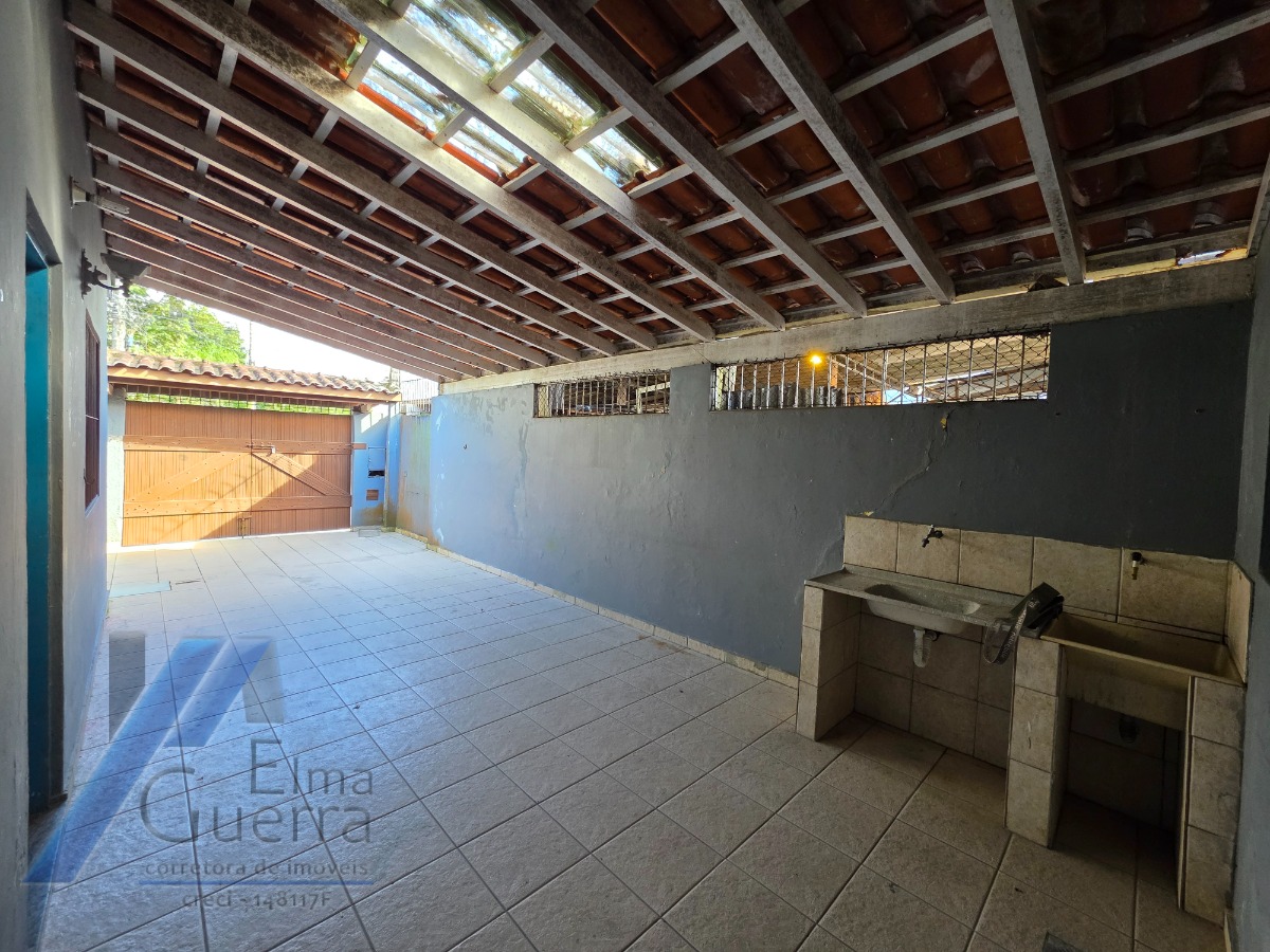 Ubatuba, Centro - Casa com 02 dormitórios, e 2 vagas de garagem.