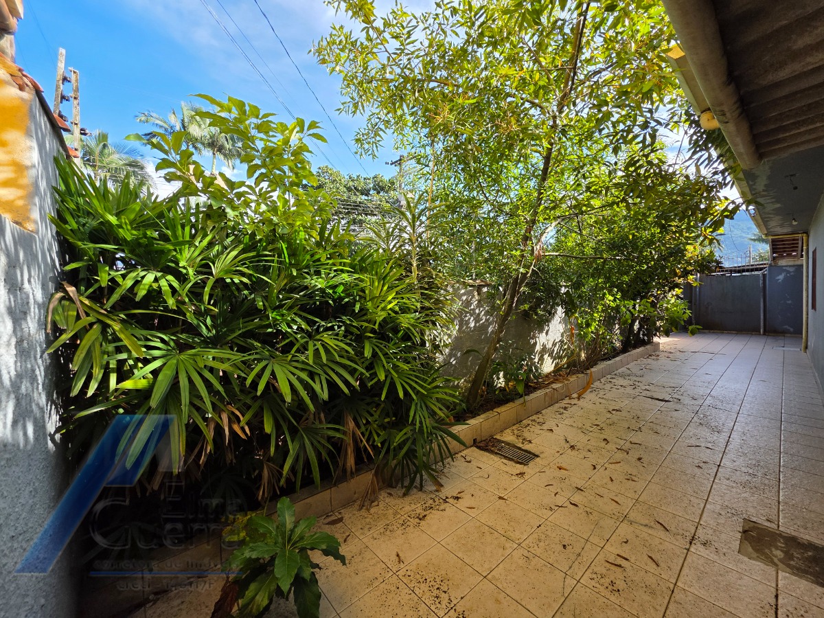 Ubatuba, Centro - Casa com 02 dormitórios, e 2 vagas de garagem.