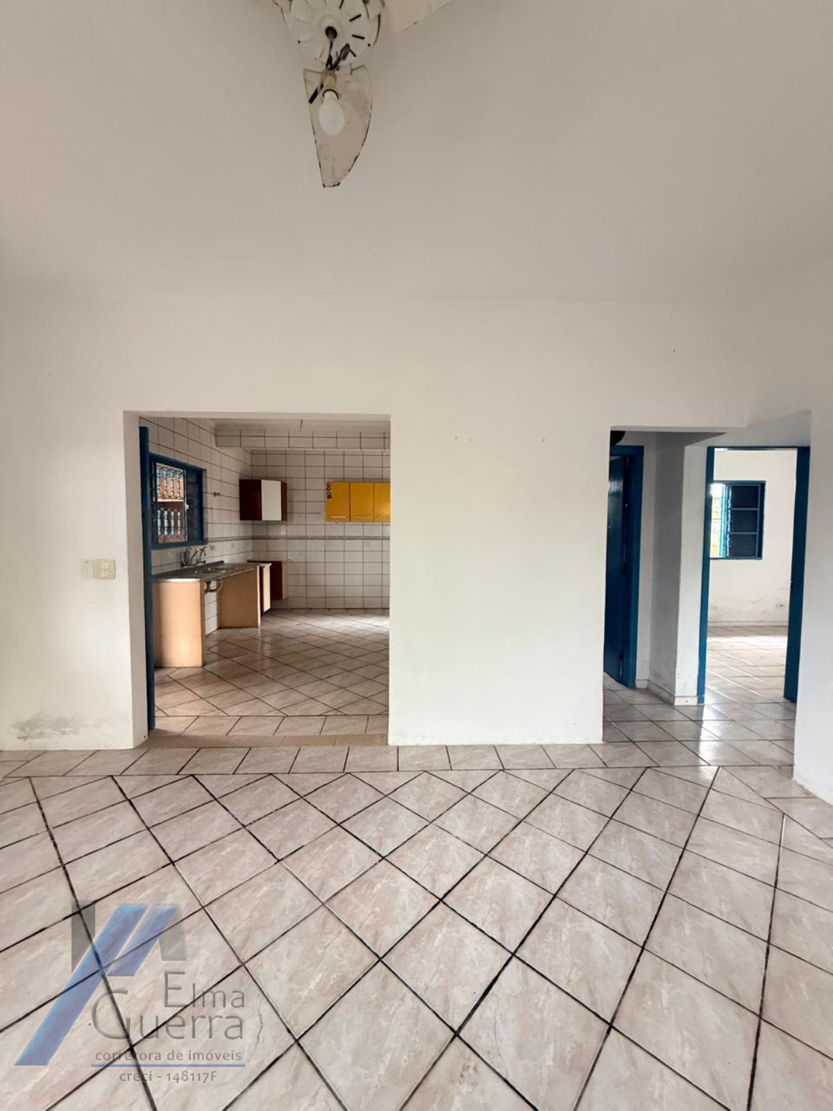 Ubatuba, Centro - Casa com 02 dormitórios, e 2 vagas de garagem.