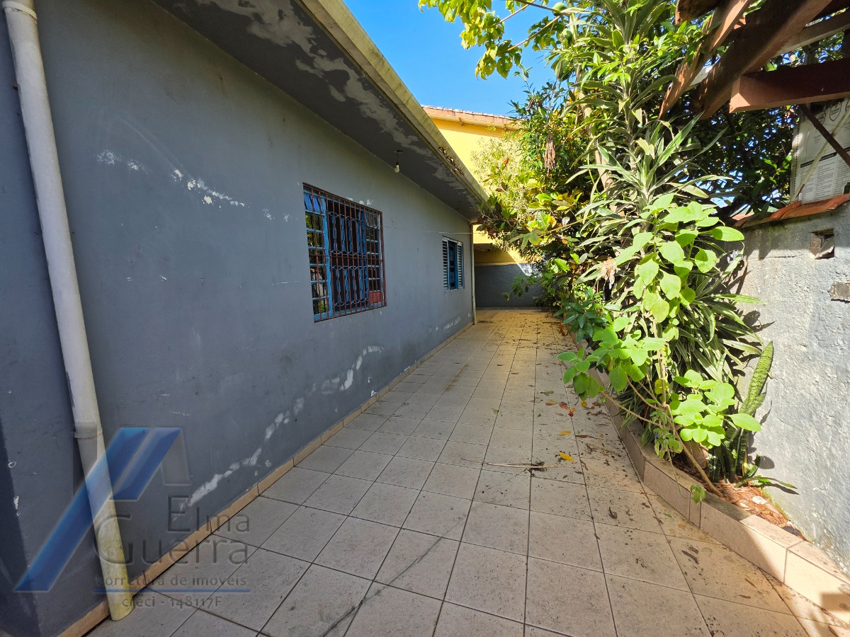 Ubatuba, Centro - Casa com 02 dormitórios, e 2 vagas de garagem.
