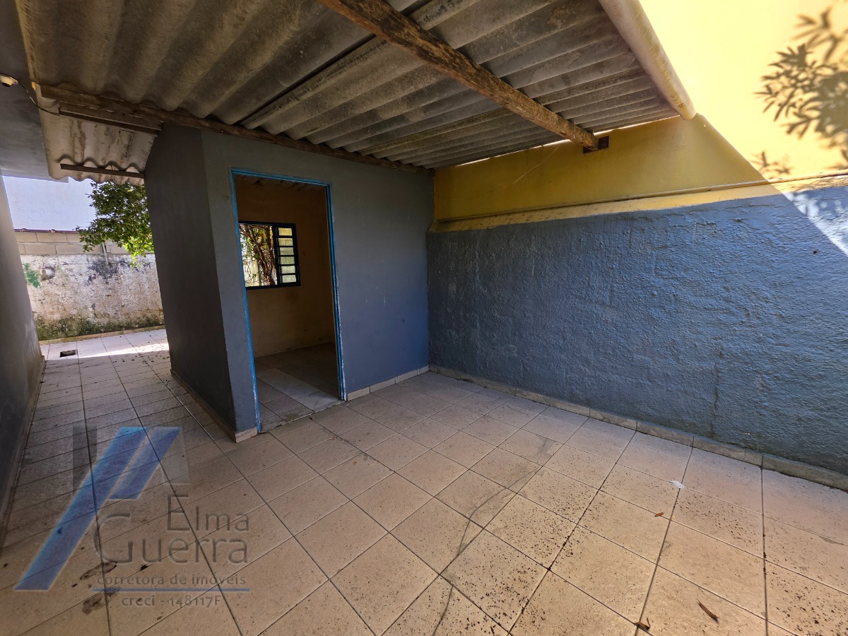Ubatuba, Centro - Casa com 02 dormitórios, e 2 vagas de garagem.