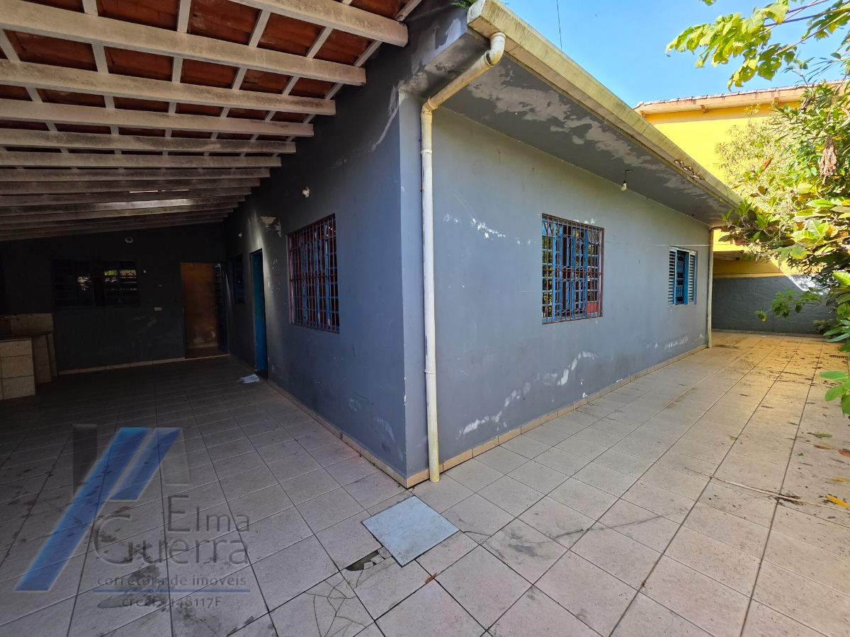 Ubatuba, Centro - Casa com 02 dormitórios, e 2 vagas de garagem.