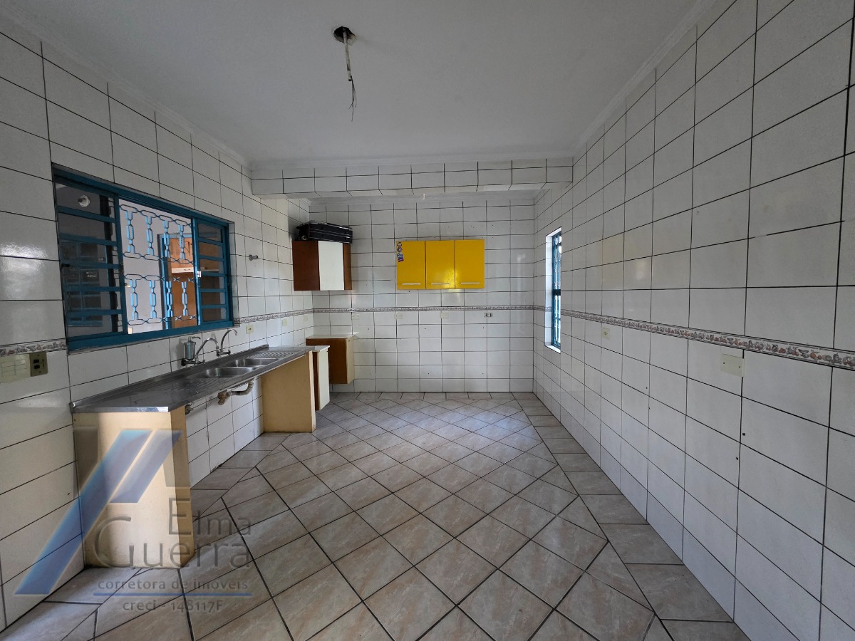 Ubatuba, Centro - Casa com 02 dormitórios, e 2 vagas de garagem.