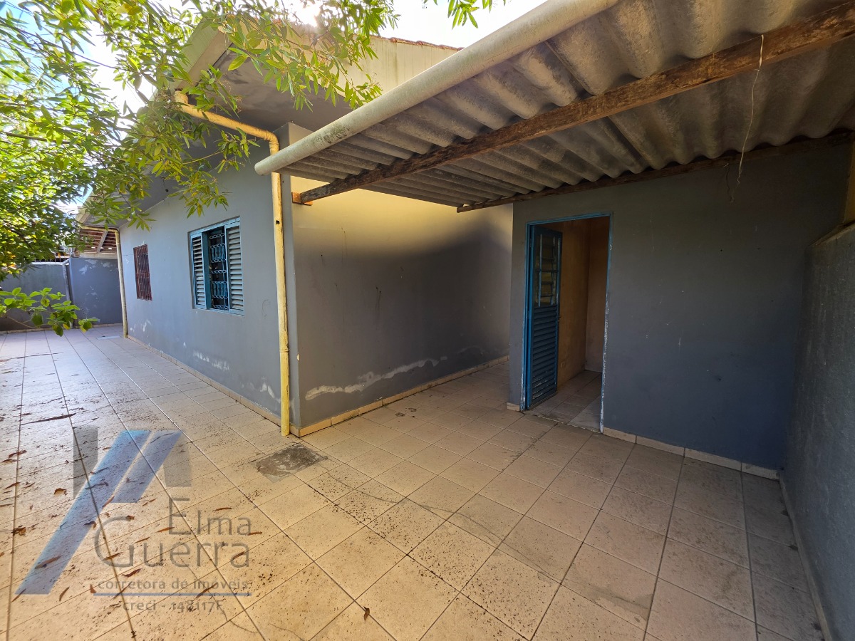 Ubatuba, Centro - Casa com 02 dormitórios, e 2 vagas de garagem.