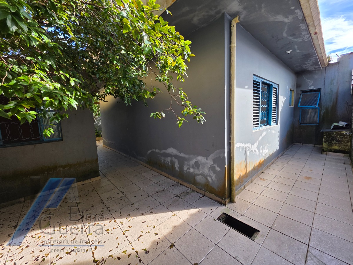 Ubatuba, Centro - Casa com 02 dormitórios, e 2 vagas de garagem.