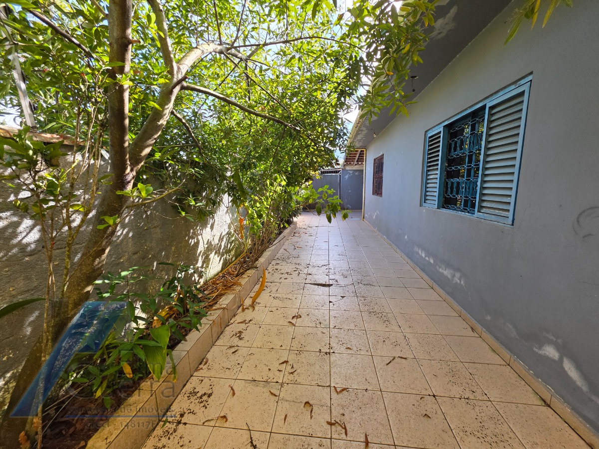 Ubatuba, Centro - Casa com 02 dormitórios, e 2 vagas de garagem.