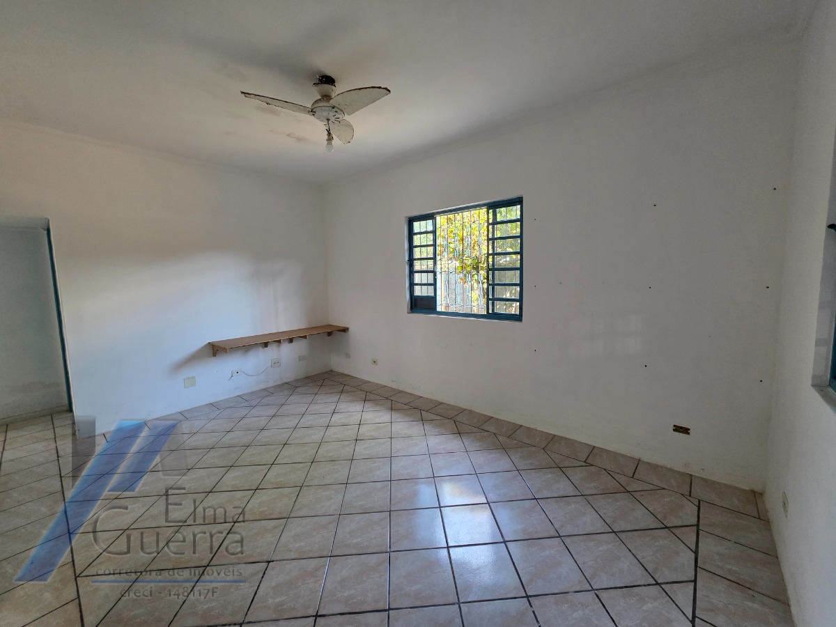 Ubatuba, Centro - Casa com 02 dormitórios, e 2 vagas de garagem.