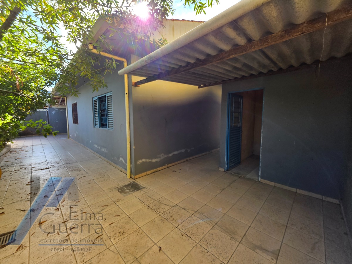 Ubatuba, Centro - Casa com 02 dormitórios, e 2 vagas de garagem.