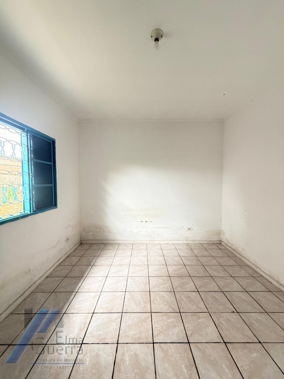 Ubatuba, Centro - Casa com 02 dormitórios, e 2 vagas de garagem.