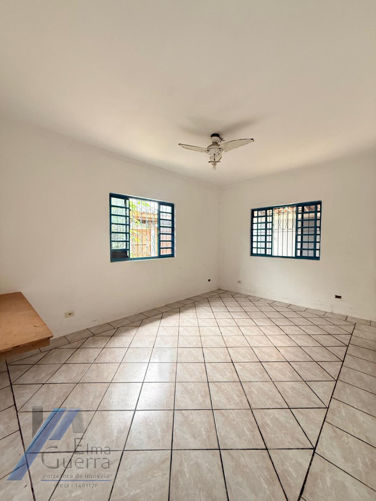 Ubatuba, Centro - Casa com 02 dormitórios, e 2 vagas de garagem.