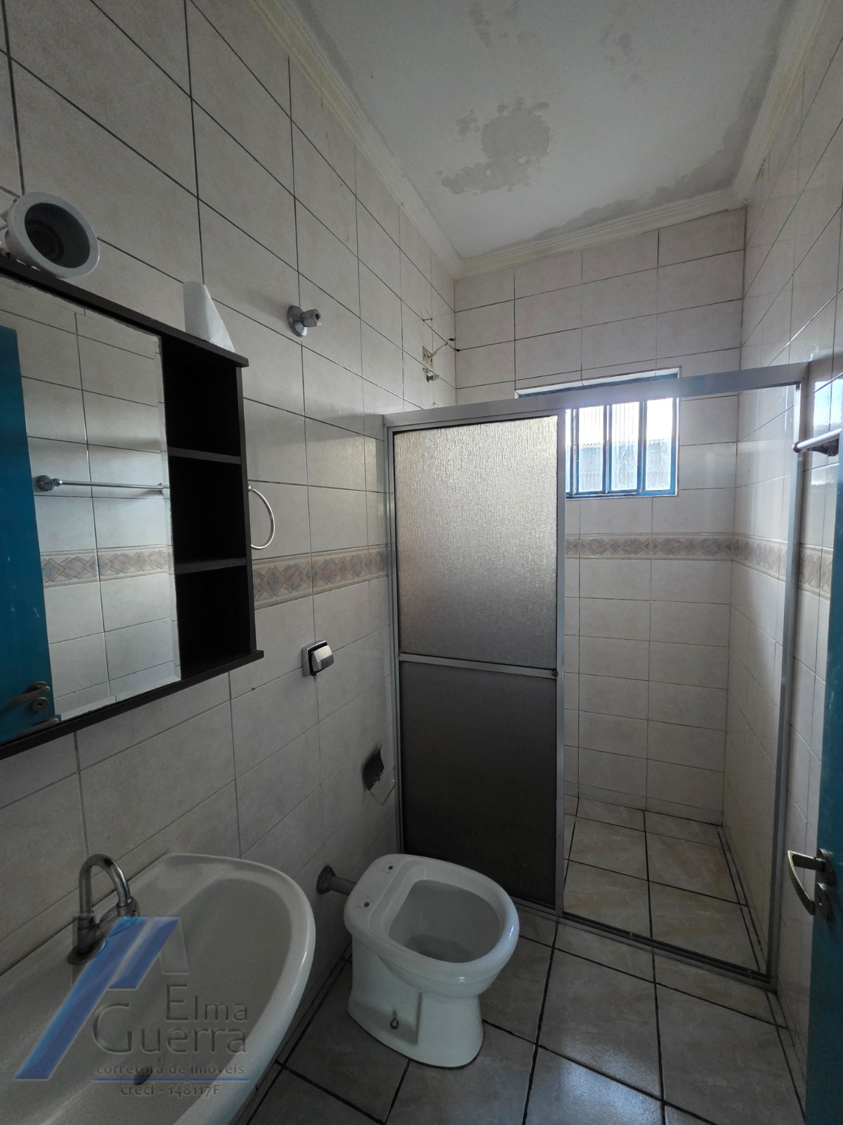 Ubatuba, Centro - Casa com 02 dormitórios, e 2 vagas de garagem.