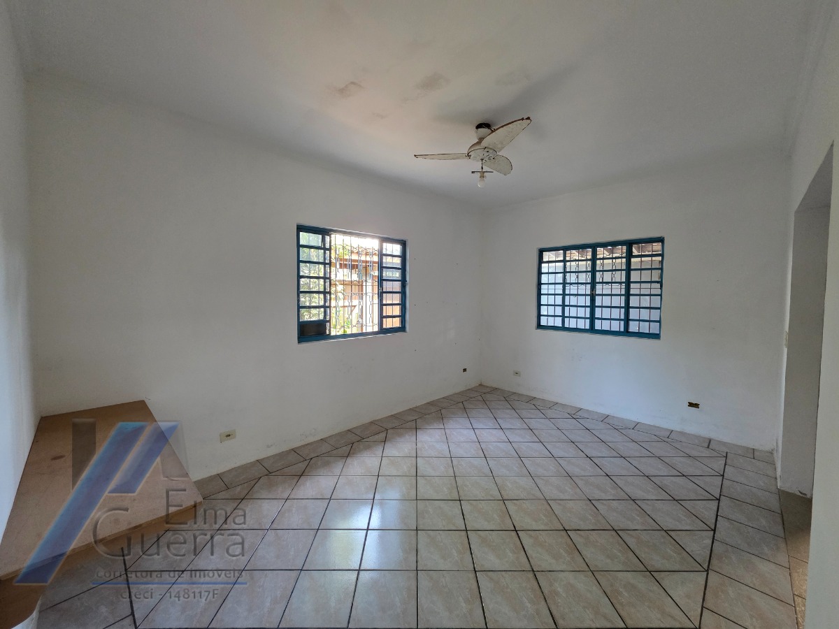 Ubatuba, Centro - Casa com 02 dormitórios, e 2 vagas de garagem.