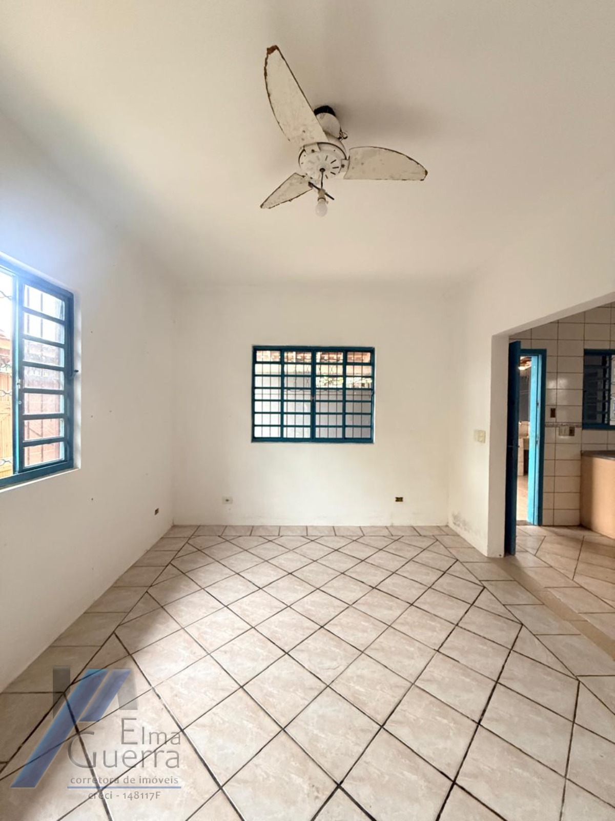 Ubatuba, Centro - Casa com 02 dormitórios, e 2 vagas de garagem.