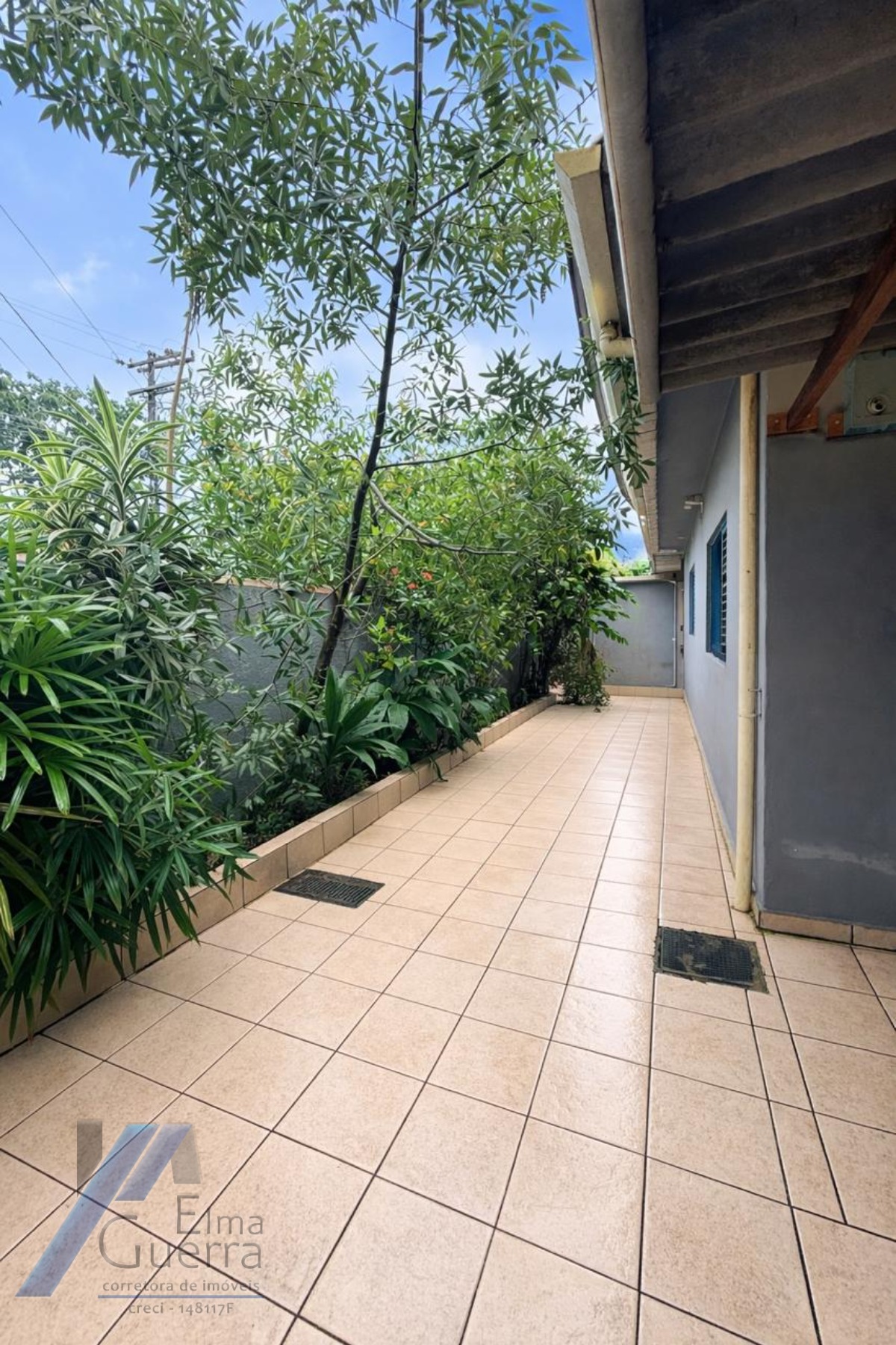 Ubatuba, Centro - Casa com 02 dormitórios, e 2 vagas de garagem.