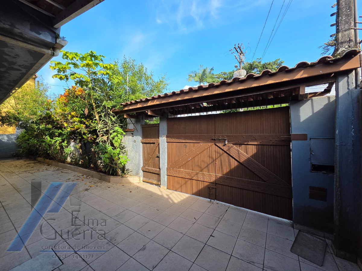 Ubatuba, Centro - Casa com 02 dormitórios, e 2 vagas de garagem.
