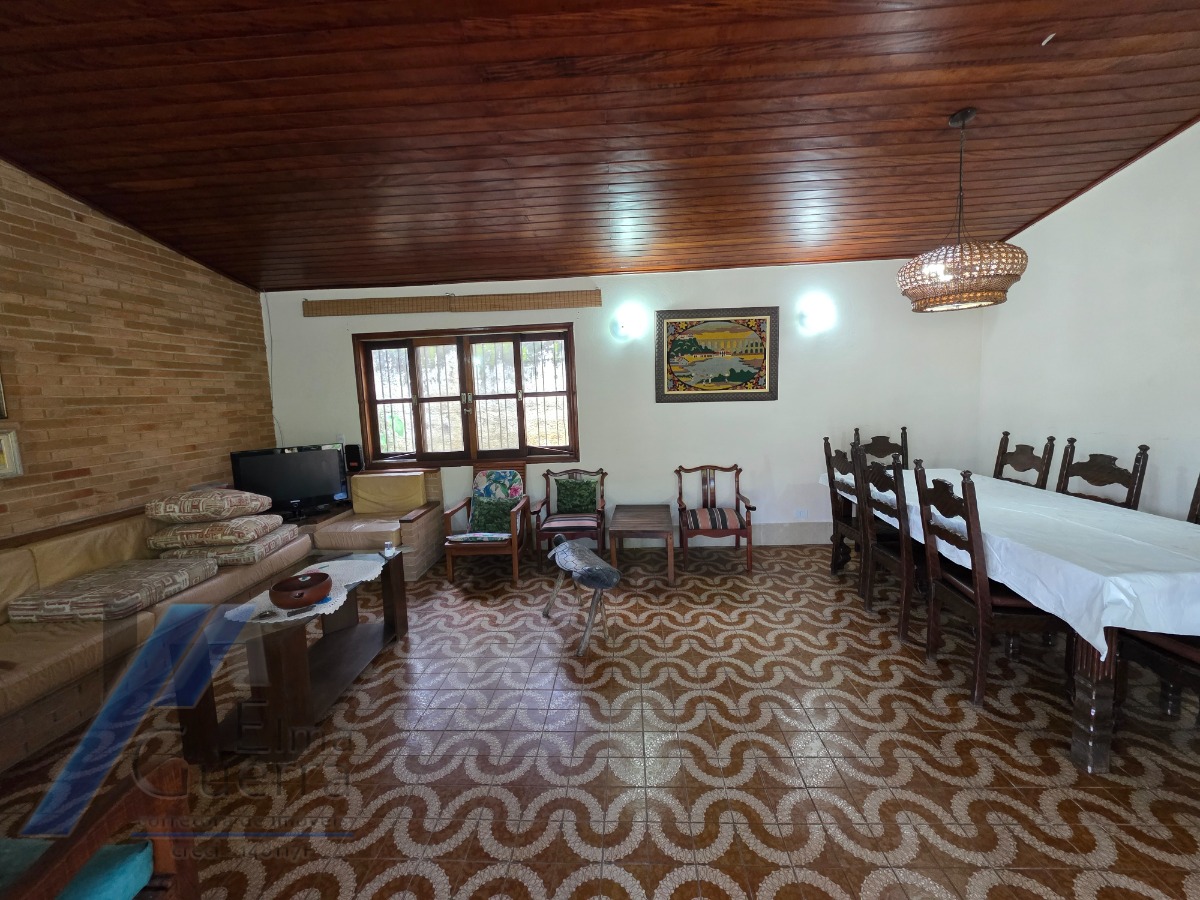 Ubatuba, Pereque - Açu - Casa á 100 metros do mar, com 03 dormitórios sendo 01 suíte com terreno de 490 m2.