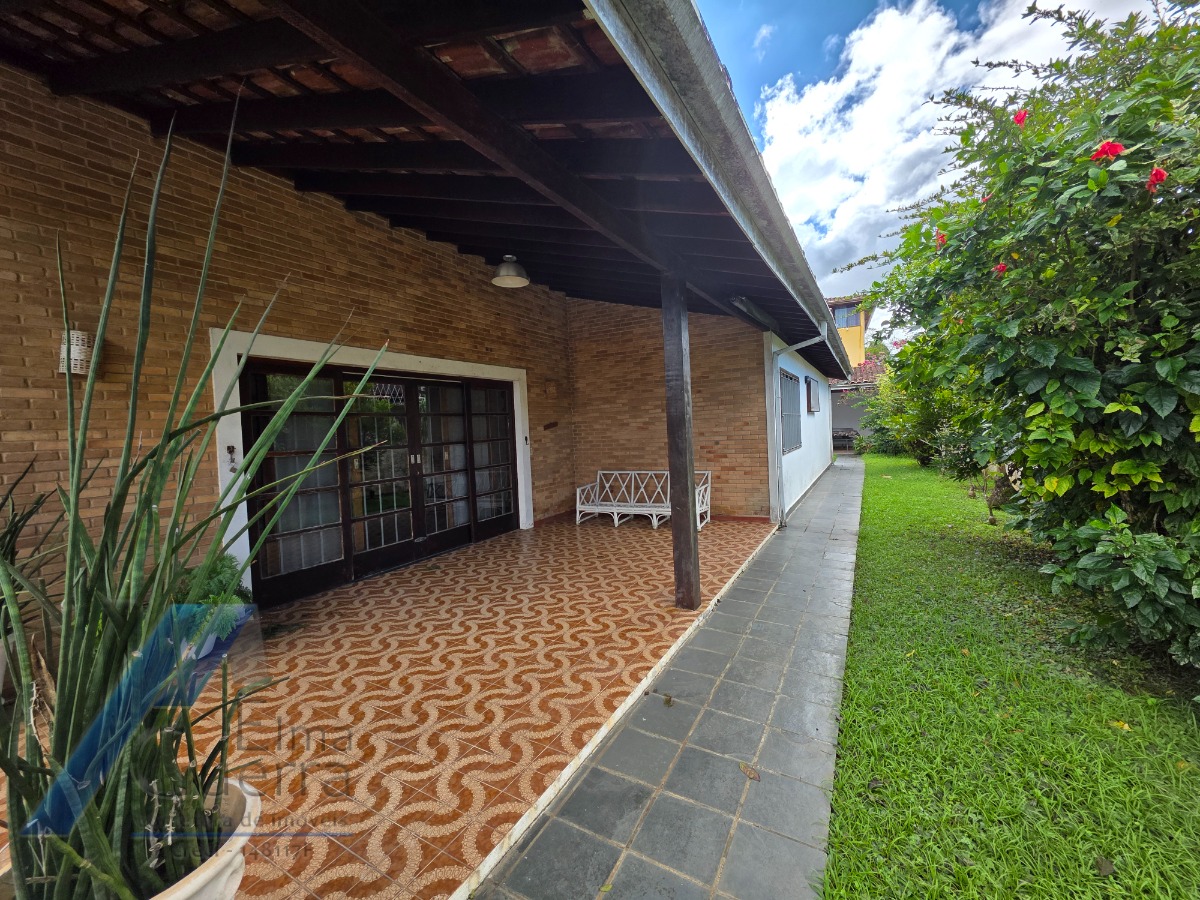 Ubatuba, Pereque - Açu - Casa á 100 metros do mar, com 03 dormitórios sendo 01 suíte com terreno de 490 m2.