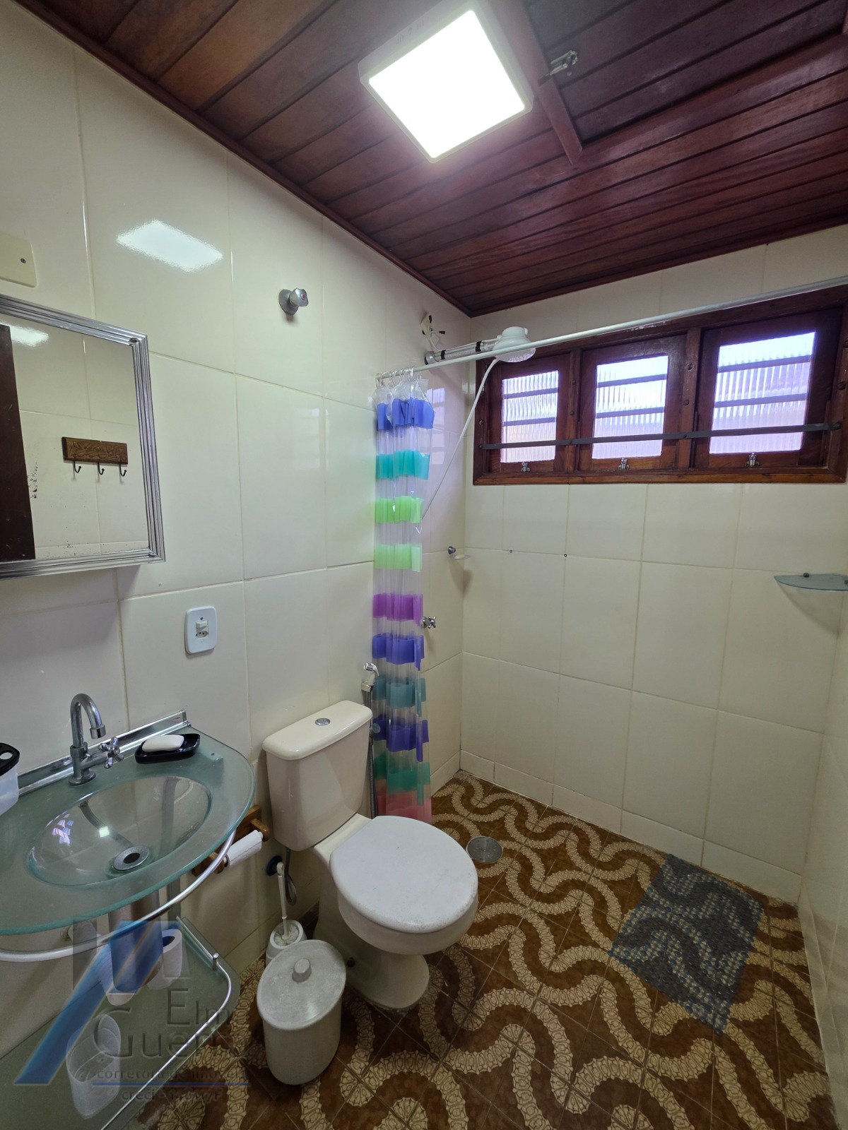 Ubatuba, Pereque - Açu - Casa á 100 metros do mar, com 03 dormitórios sendo 01 suíte com terreno de 490 m2.