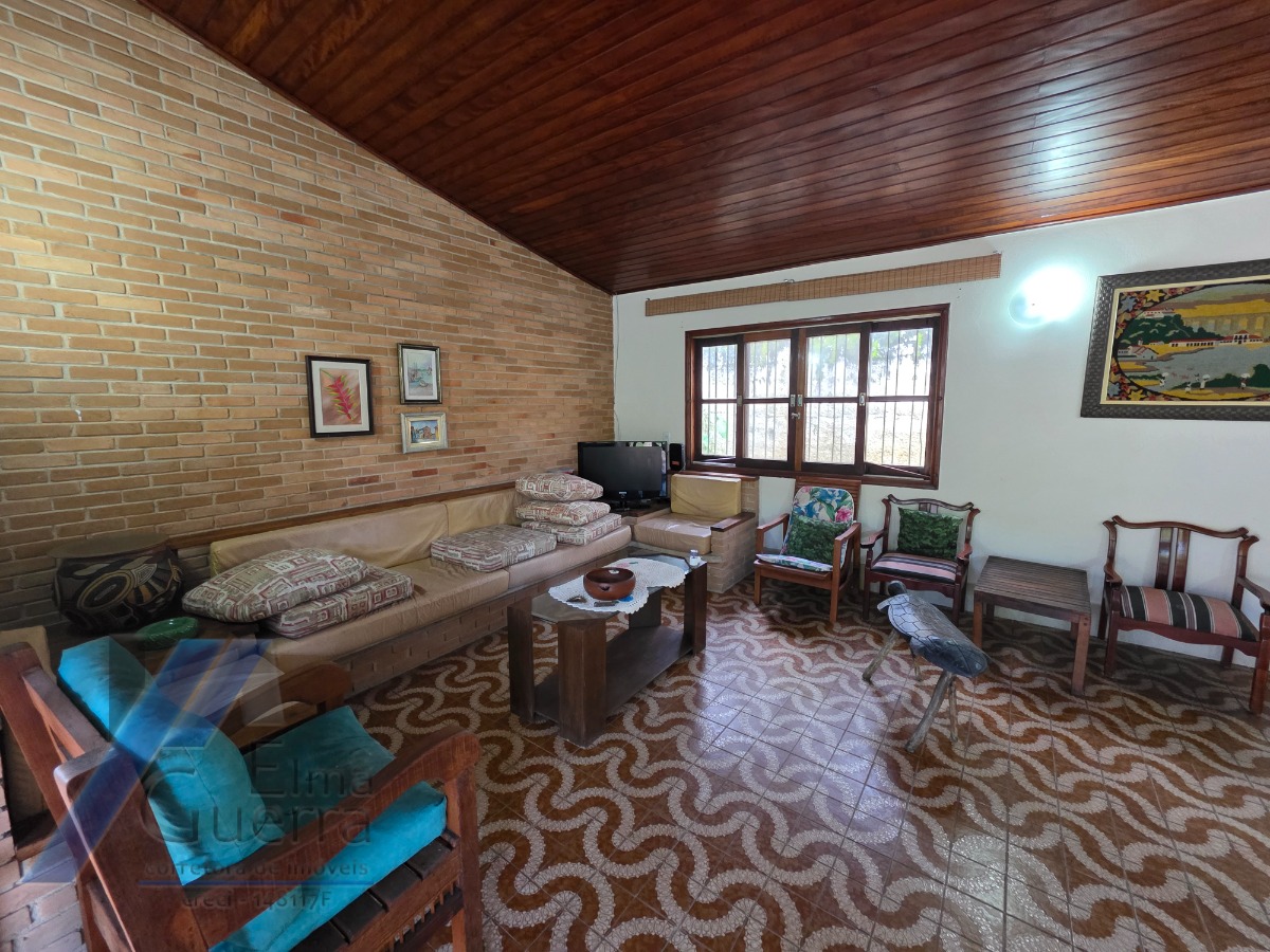 Ubatuba, Pereque - Açu - Casa á 100 metros do mar, com 03 dormitórios sendo 01 suíte com terreno de 490 m2.