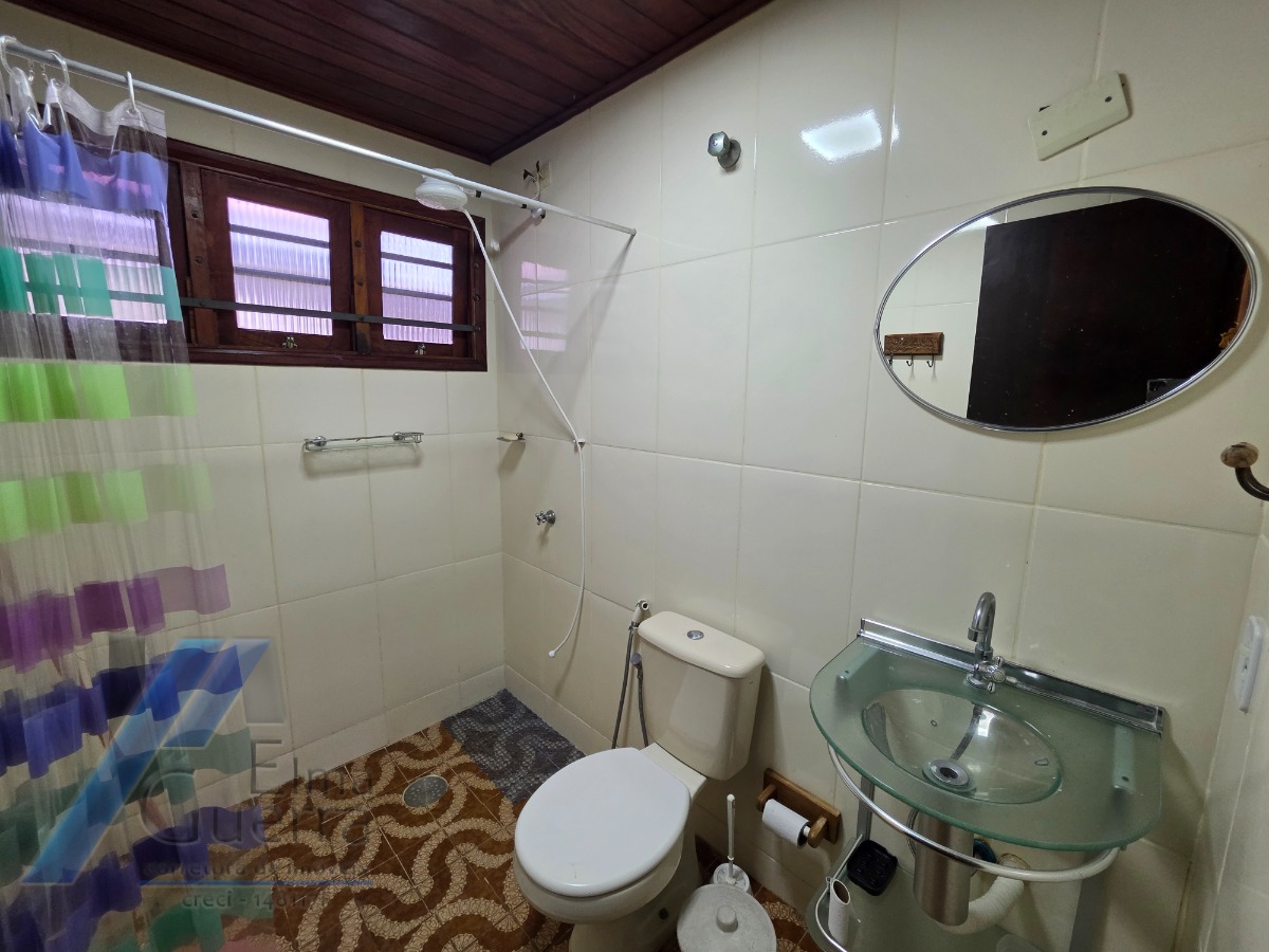 Ubatuba, Pereque - Açu - Casa á 100 metros do mar, com 03 dormitórios sendo 01 suíte com terreno de 490 m2.