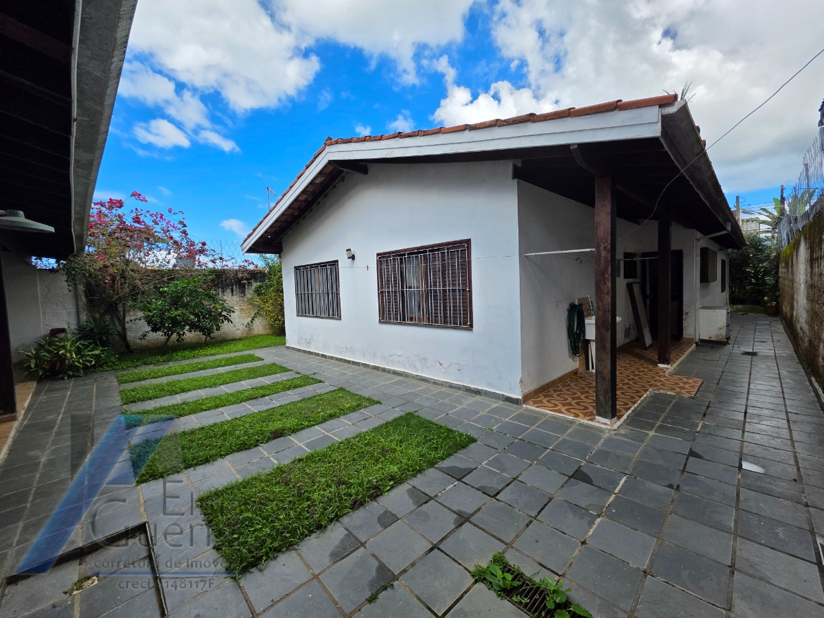Ubatuba, Pereque - Açu - Casa á 100 metros do mar, com 03 dormitórios sendo 01 suíte com terreno de 490 m2.