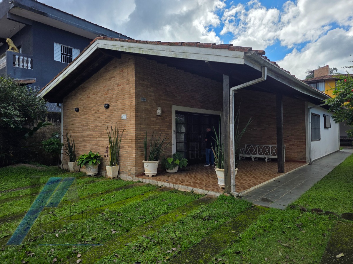 Ubatuba, Pereque - Açu - Casa á 100 metros do mar, com 03 dormitórios sendo 01 suíte com terreno de 490 m2.