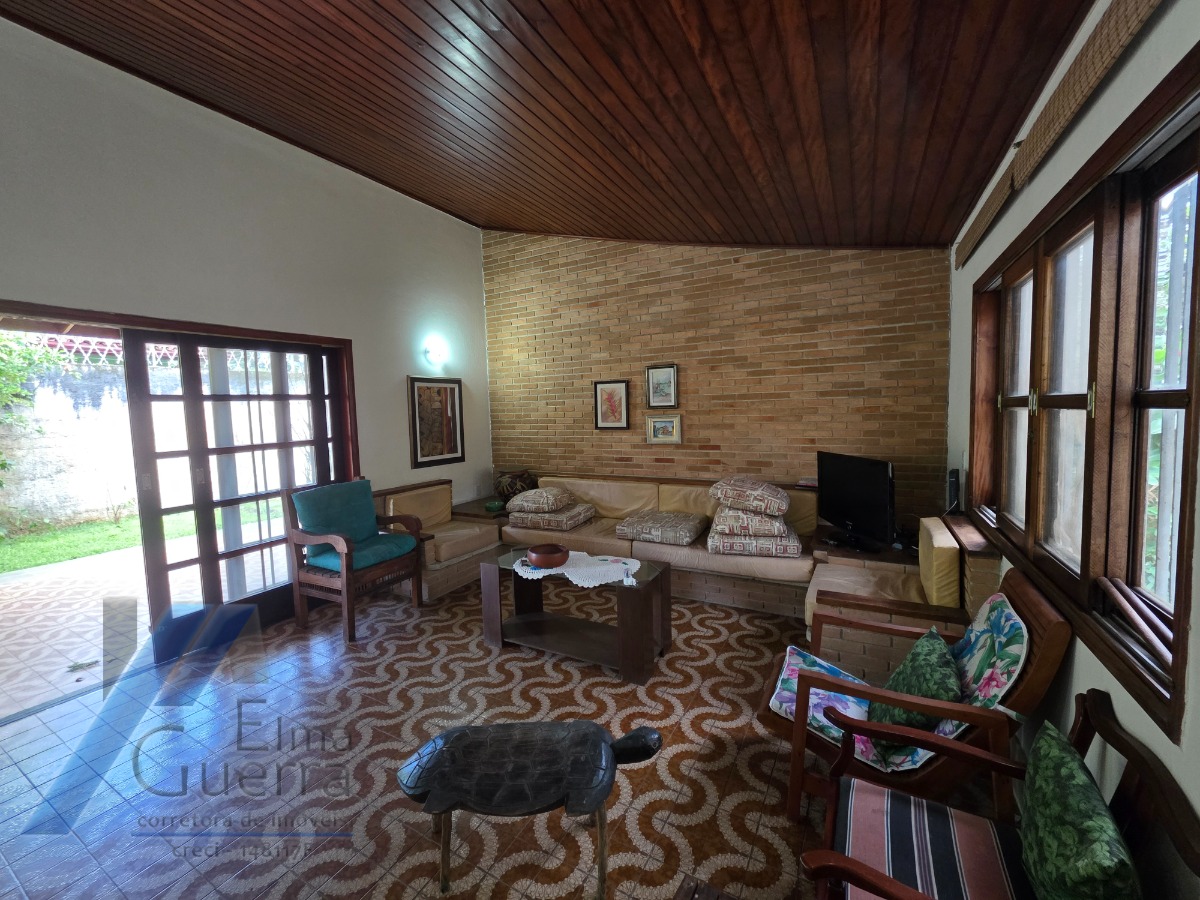 Ubatuba, Pereque - Açu - Casa á 100 metros do mar, com 03 dormitórios sendo 01 suíte com terreno de 490 m2.