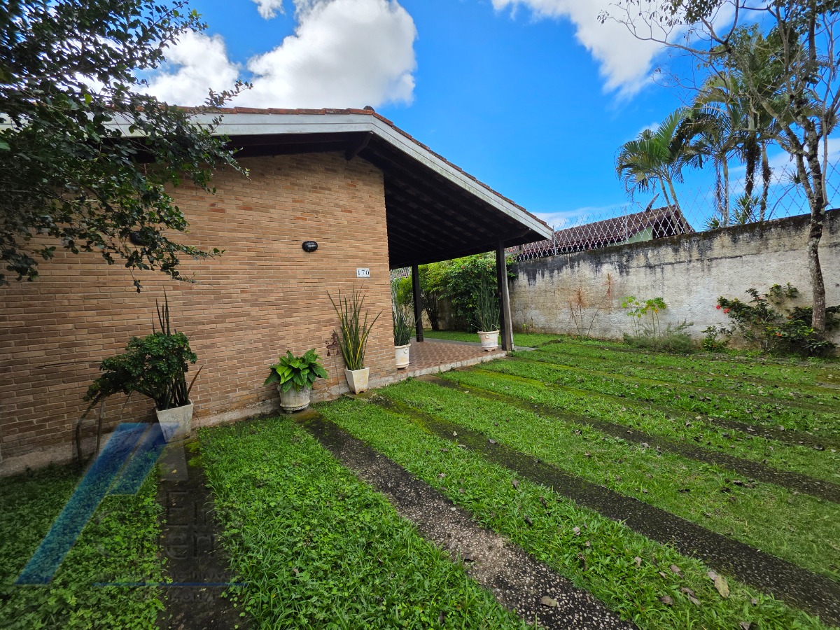 Ubatuba, Pereque - Açu - Casa á 100 metros do mar, com 03 dormitórios sendo 01 suíte com terreno de 490 m2.