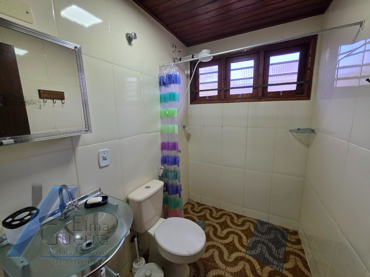 Ubatuba, Pereque - Açu - Casa á 100 metros do mar, com 03 dormitórios sendo 01 suíte com terreno de 490 m2.