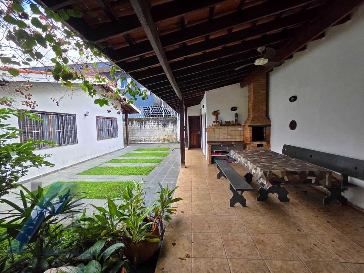 Ubatuba, Pereque - Açu - Casa á 100 metros do mar, com 03 dormitórios sendo 01 suíte com terreno de 490 m2.