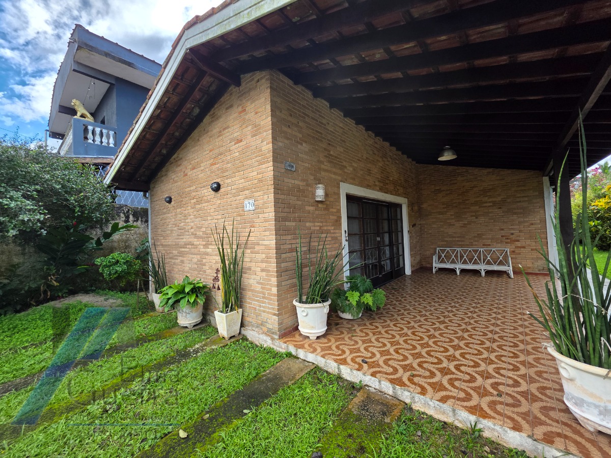 Ubatuba, Pereque - Açu - Casa á 100 metros do mar, com 03 dormitórios sendo 01 suíte com terreno de 490 m2.